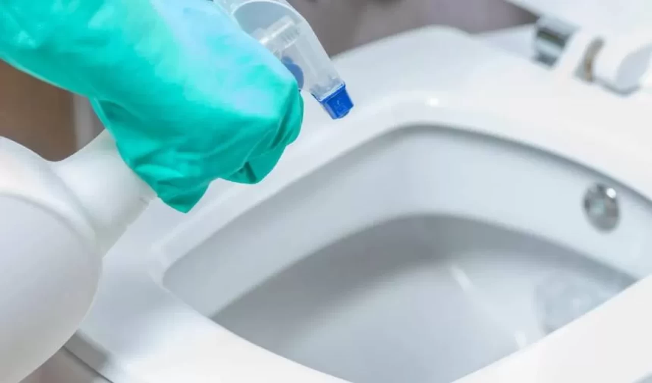 Kimyasal temizleyicilere son! Klozetinizi doğal yöntemlerle pırıl pırıl yapın