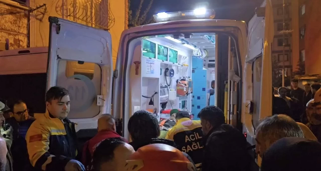 Sultanbeyli'de boru tamir eden kişi göçük altında kaldı