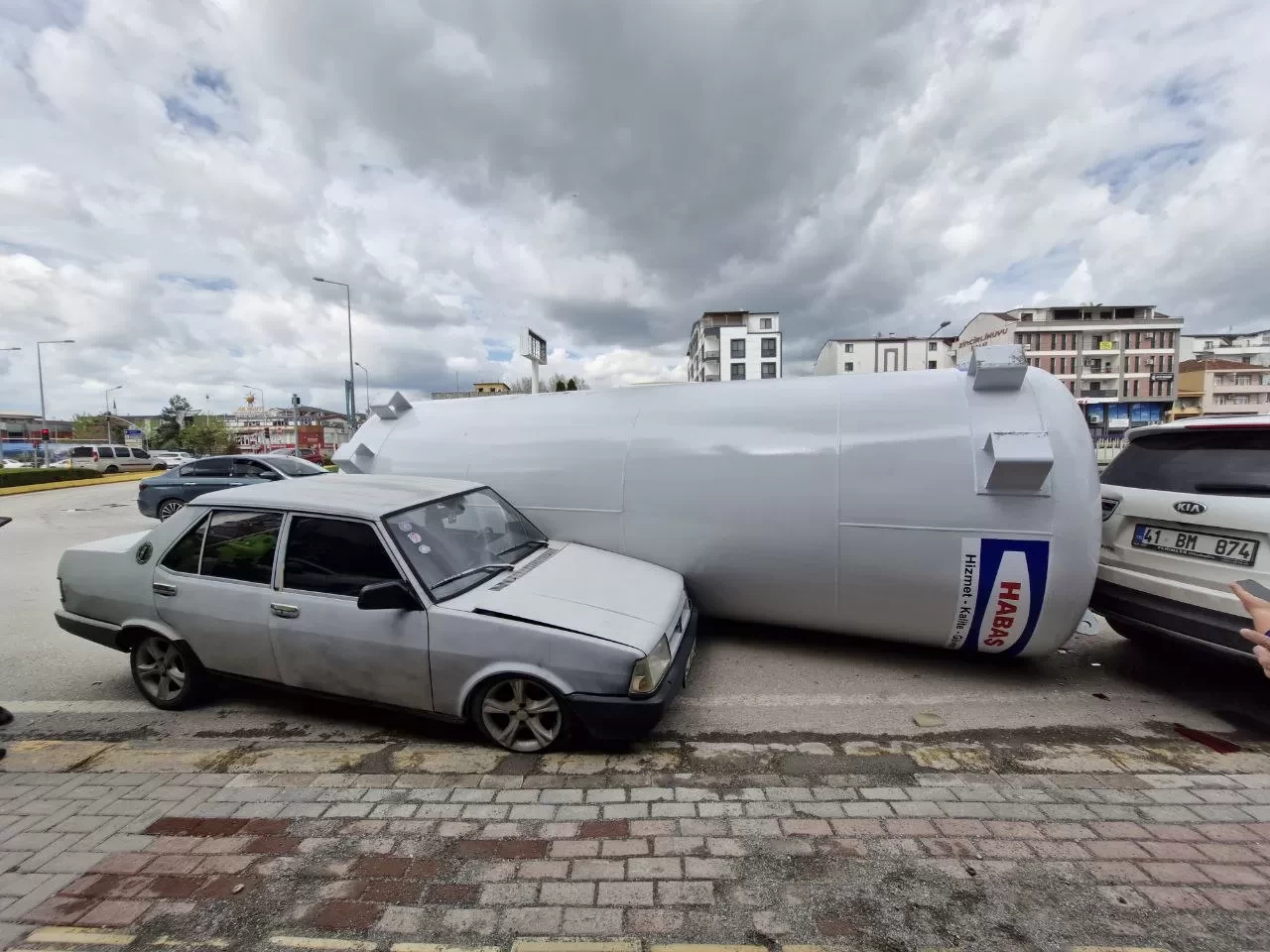 Kartepe'de korkutan kaza: 8 metrelik gaz tankı yola devrildi