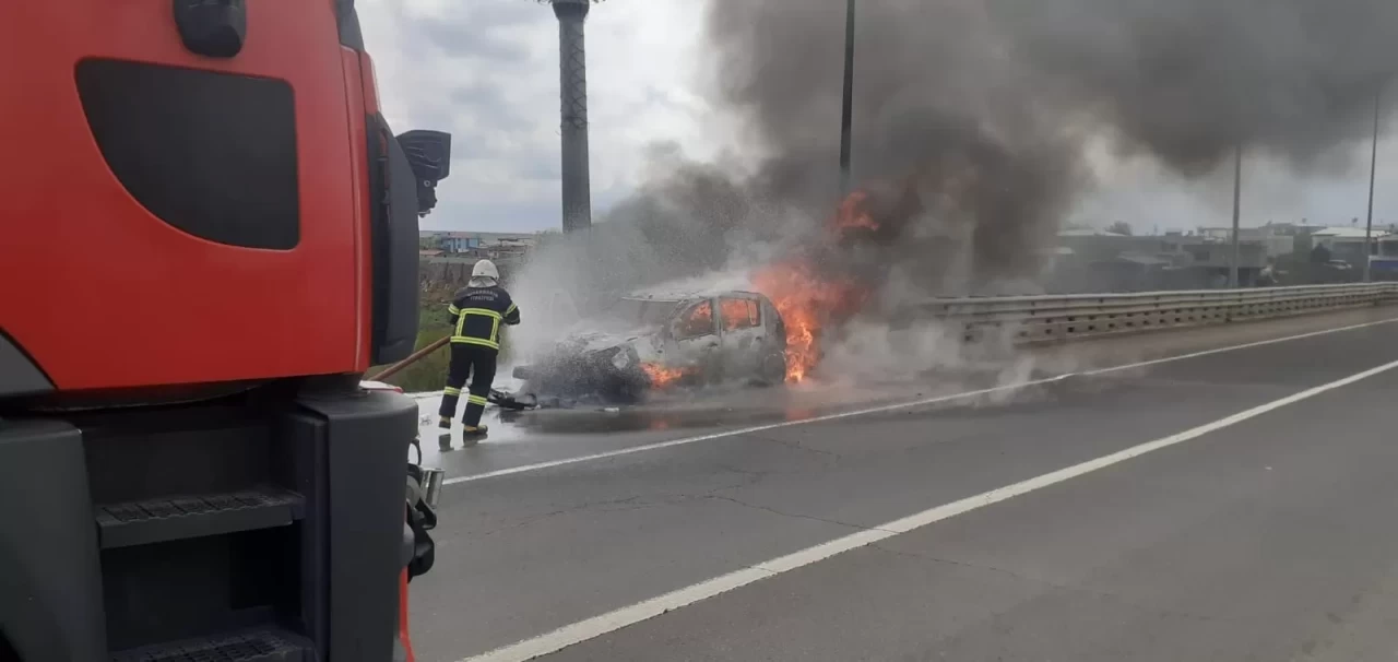 Diyarbakır'da trafik kazasında araç alev aldı