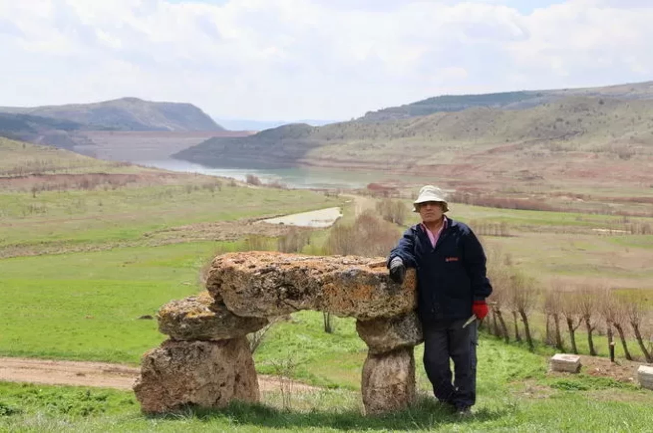 Sivas'ta 200 yıllık musalla taşı 40 yıldır sessizliğe gömülmüş durumda