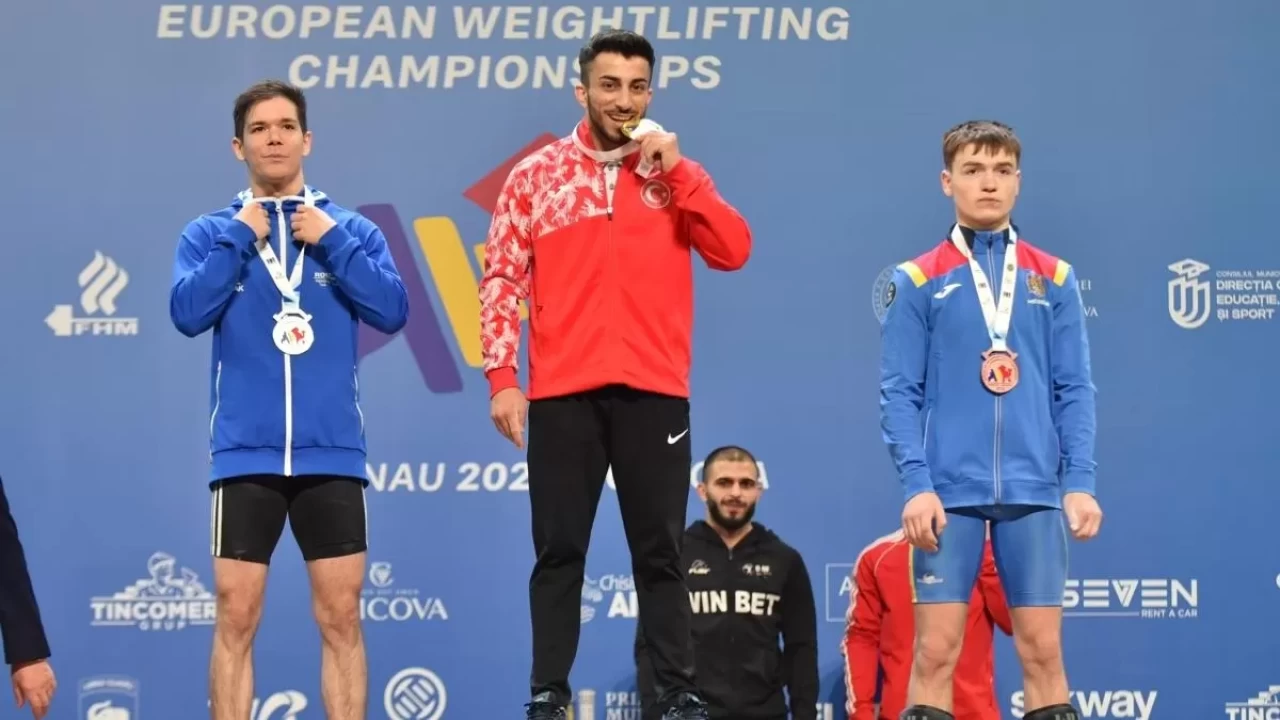 Milli halterci Harun Algül'den altın madalya