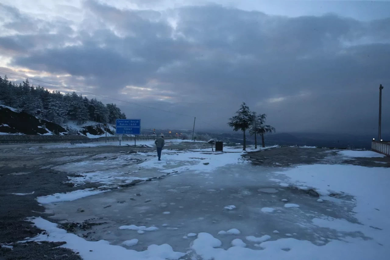 Tokat-Sivas kara yolunda kar yağışı, 10 cm kar kalınlığı oluştu