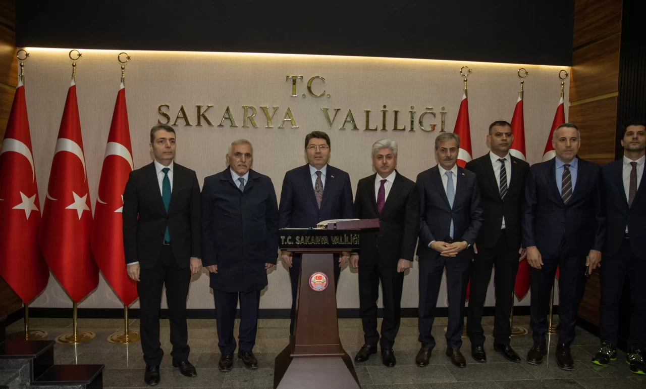 Bakan Tunç, Sakarya'da adliye binası inşaatını inceledi, Valiliği ziyaret etti