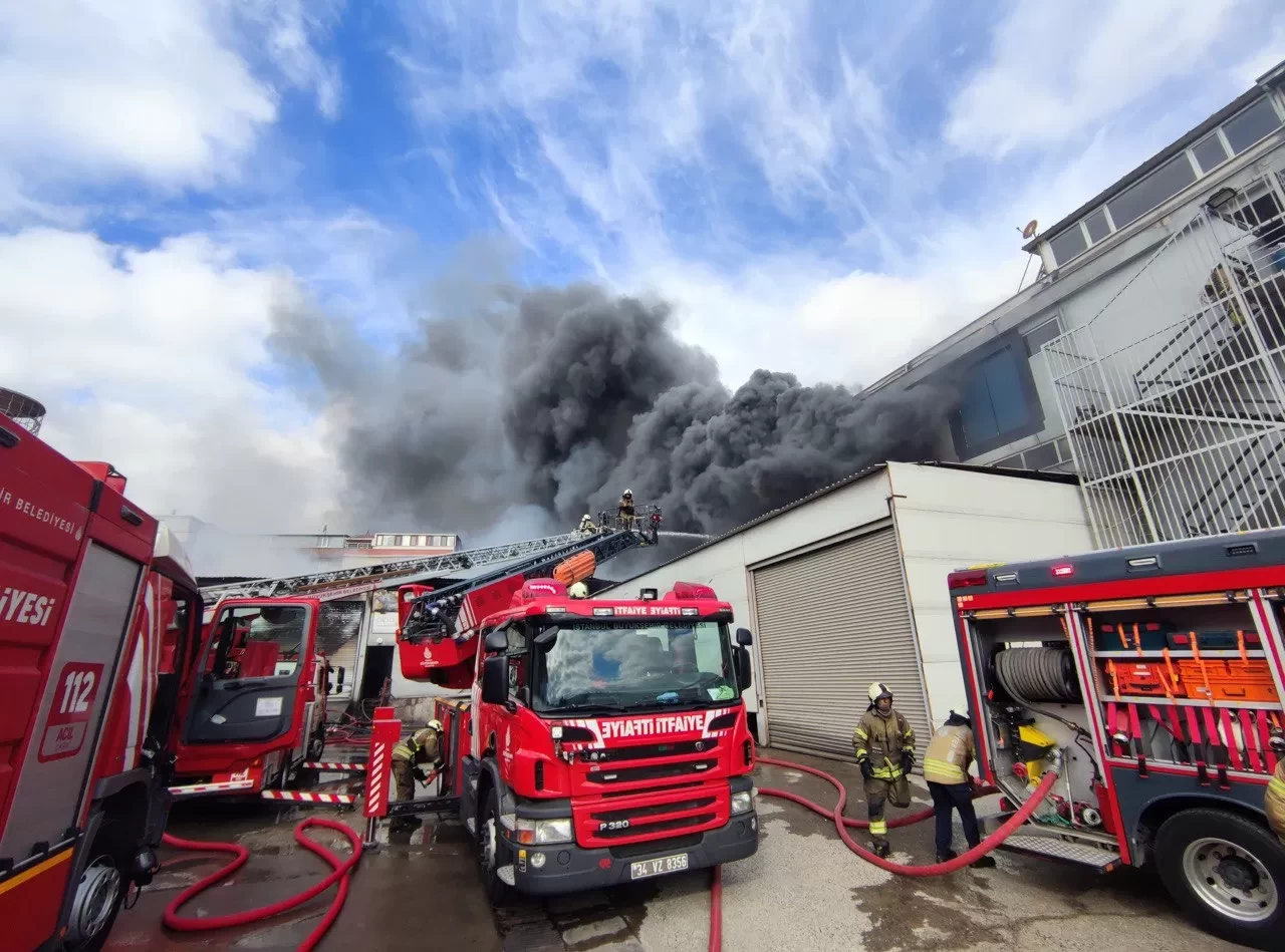 Sancaktepe'de iş yeri yangını: İtfaiye ekipleri alevlerle mücadele ediyor!