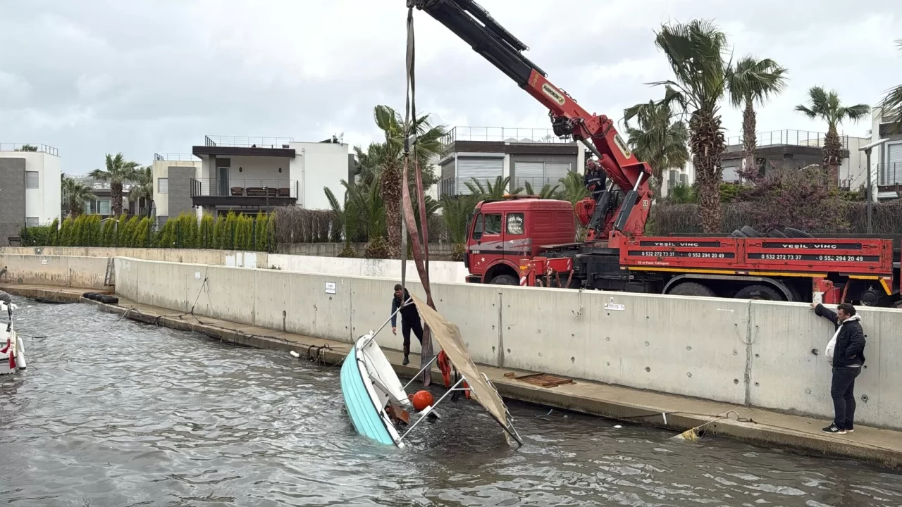 Bodrum'da fırtına hayatı felç etti: Tekneler battı, ağaçlar devrildi