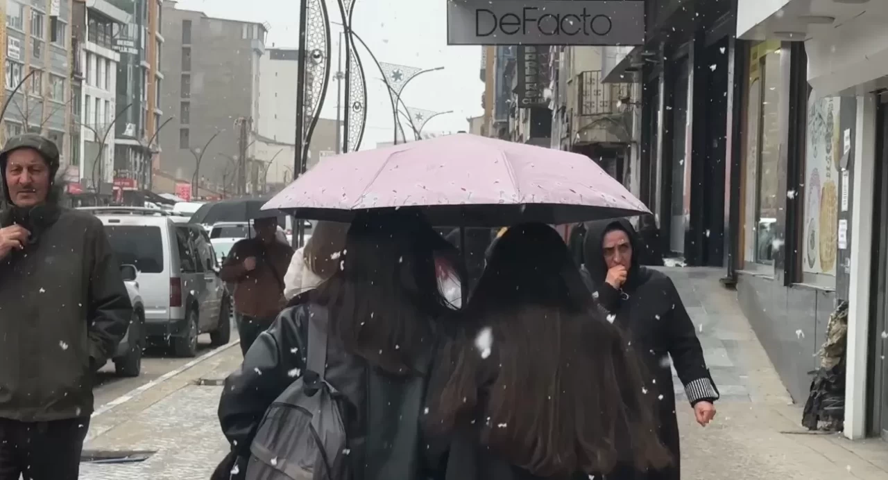 Yüksekova'da bir saatte iki mevsim