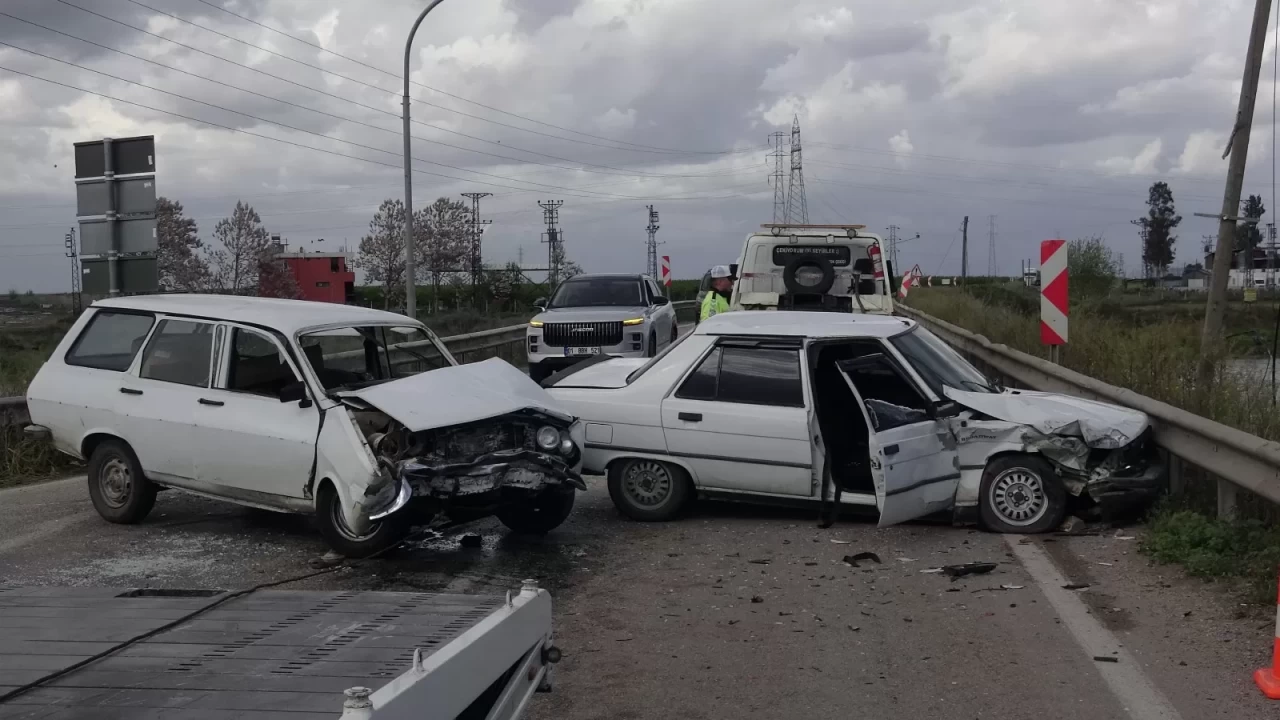 Adana Ceyhan'da feci kaza: 4 kişi yaralandı