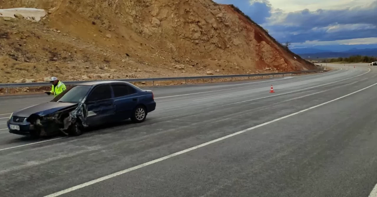 Erzincan'da iki otomobil çarpıştı: 1'i çocuk 4 kişi yaralandı