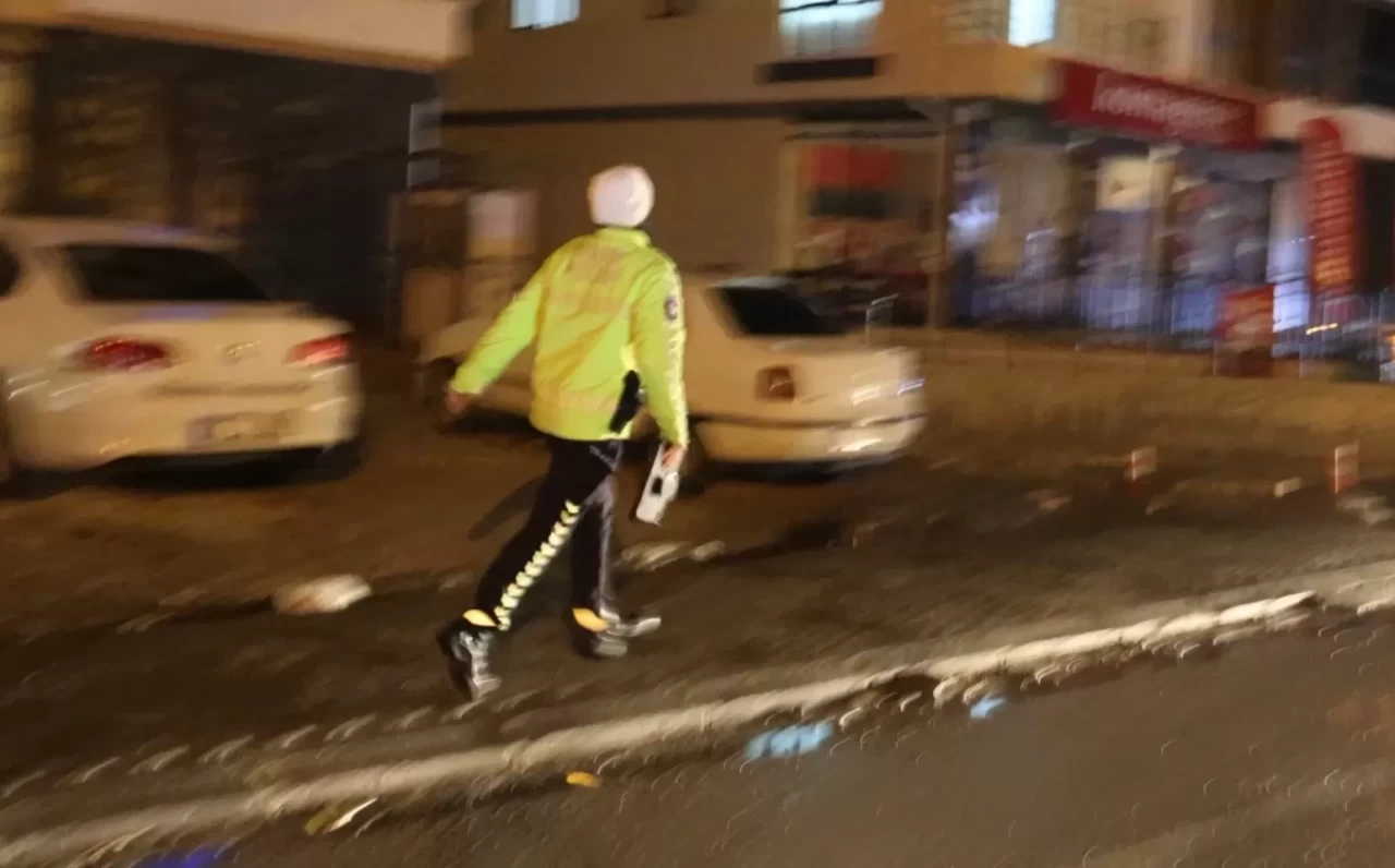 Polis, uygulama noktasını görünce geri geri kaçan aracı koşarak yakaladı
