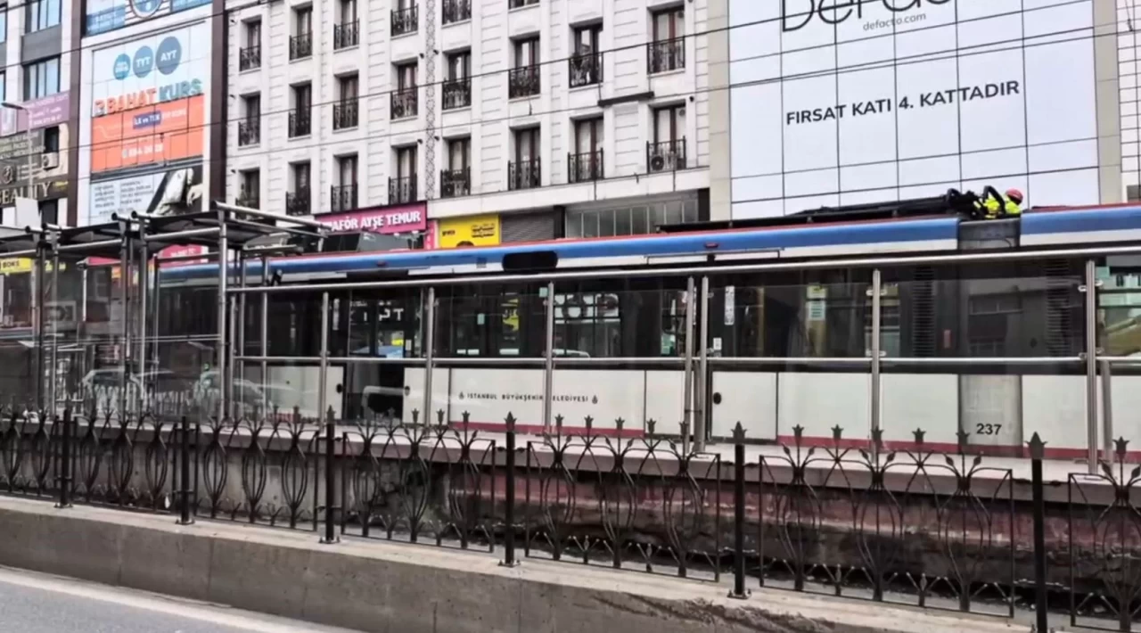 Tramvay seferleri durdu! Sultangazi'de duraklarda yoğunluk oluştu!