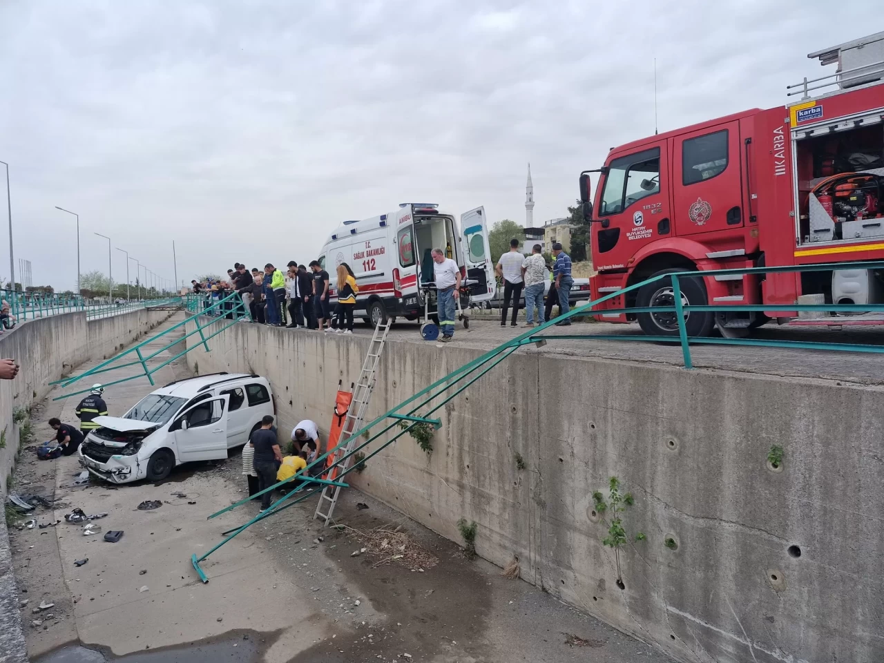 Hatay’da sürücü paniğe kapıldı! Su kanalına uçan araçta 2 yaralı