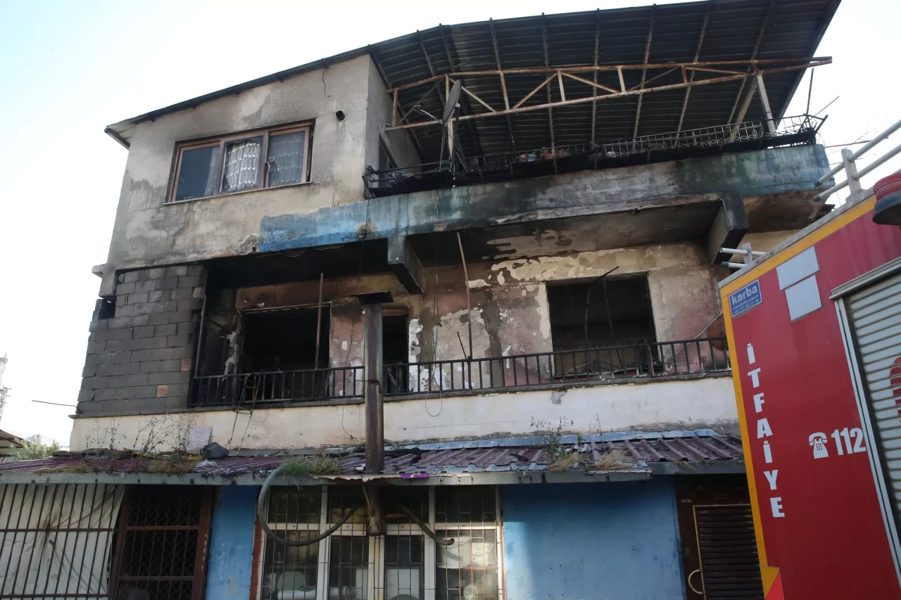 Hatay'da apartman dairesinde çıkan yangında 4 kişi dumandan etkilendi
