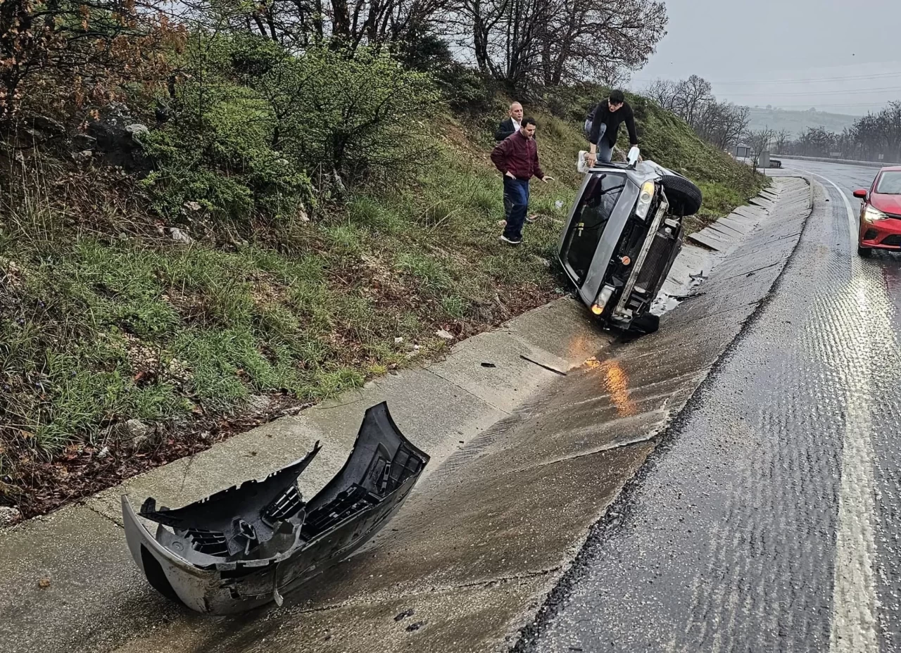Bursa'da kontrolden çıkan otomobil su kanalına devrildi