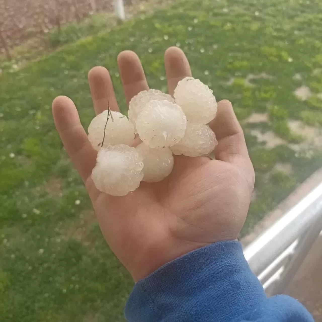 Elazığ’ın ilçe ve köylerinde dolu etkili oldu