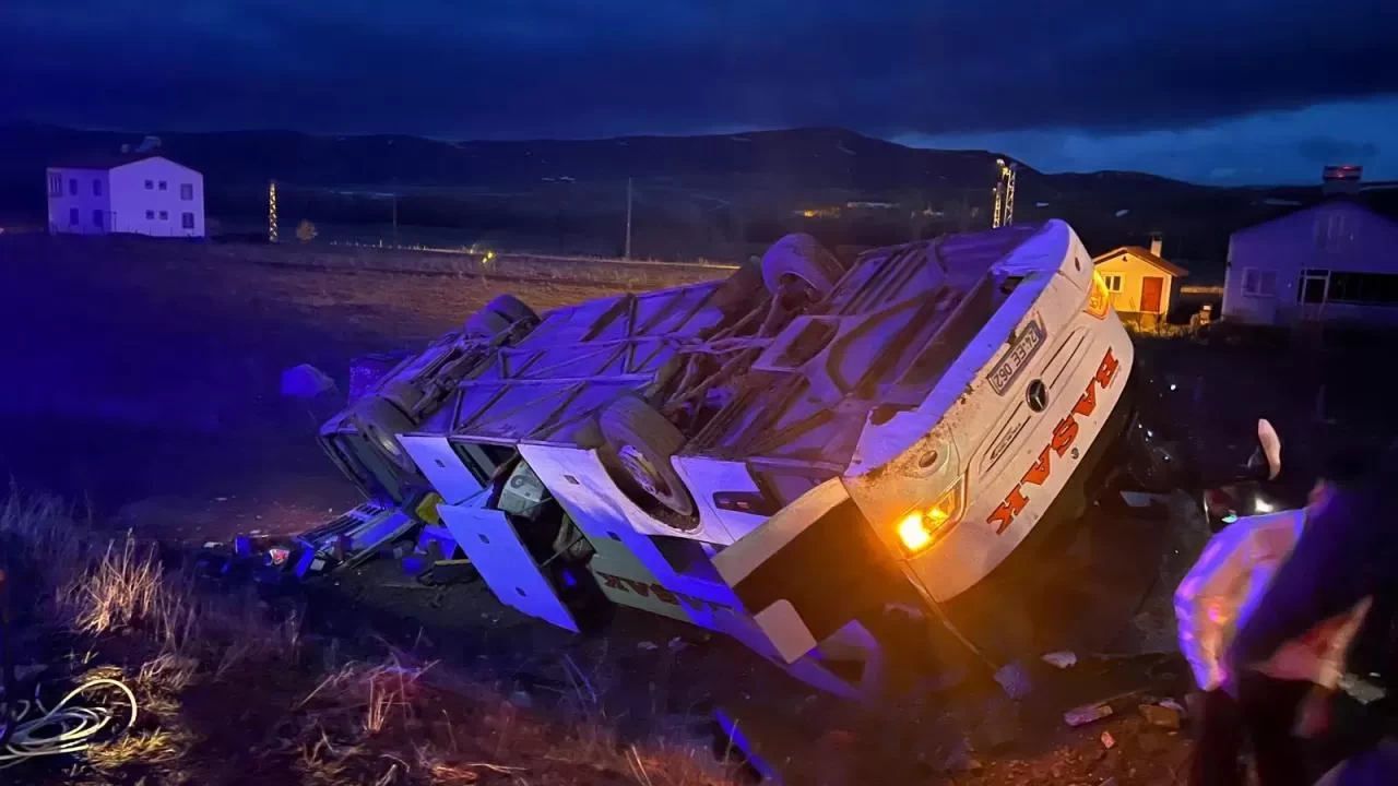 Sivas'ta yolcu otobüsü devrildi: 2 ölü, 18 yaralı