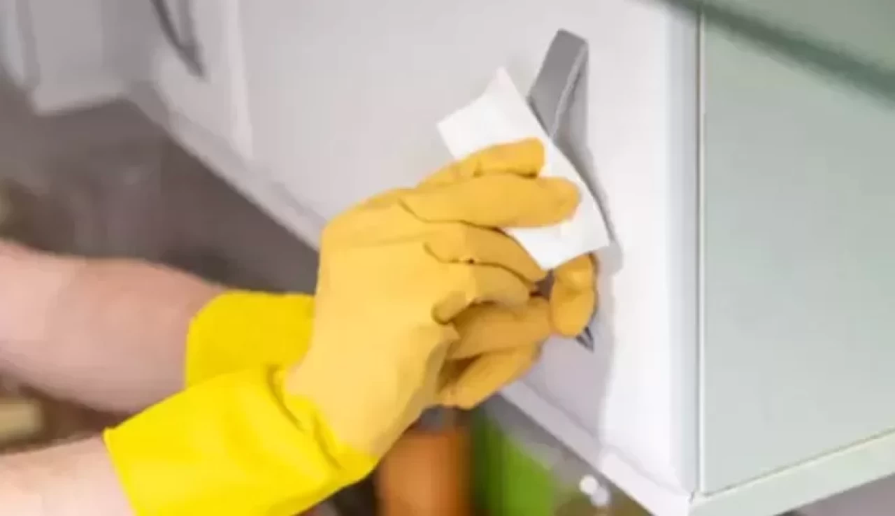 Yağlı mutfak dolapları için en iyi temizlik formülleri ve ipuçları