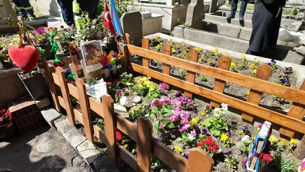 Bıçaklı saldırıda hayatını kaybeden Minguzzi'nin tahrip edilen mezarı onarıldı