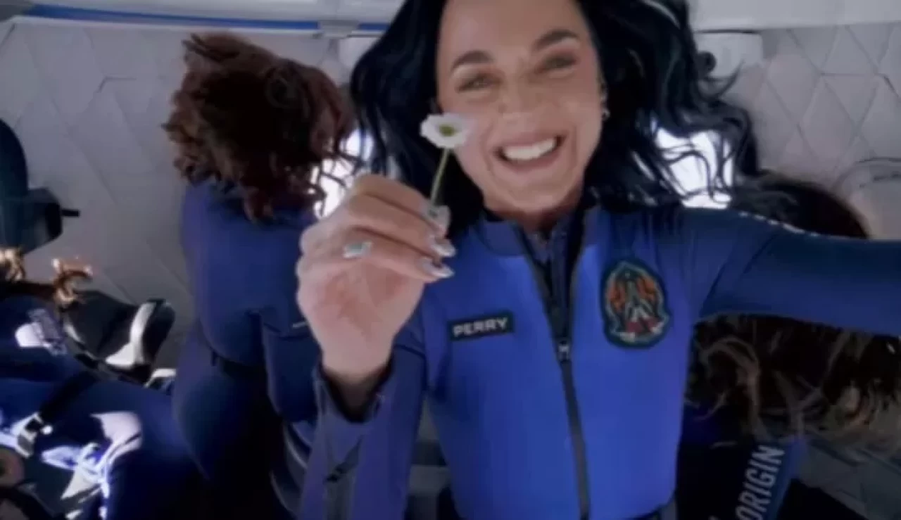 Katy Perry'nin uzay yolculuğu: İşte o görüntüler!