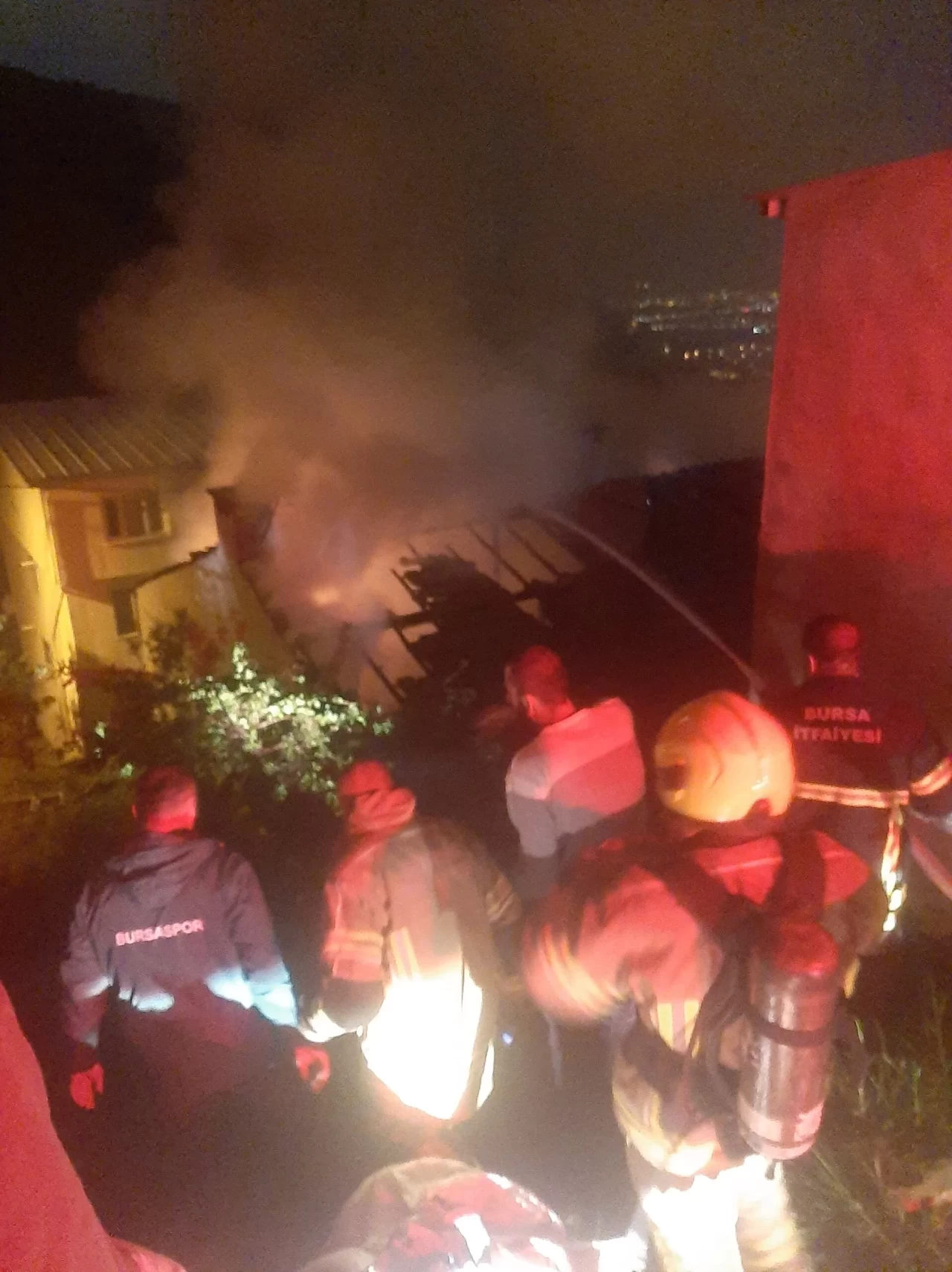 Osmangazi'de çatı katında yangın! İtfaiye ekipleri anında müdahale etti