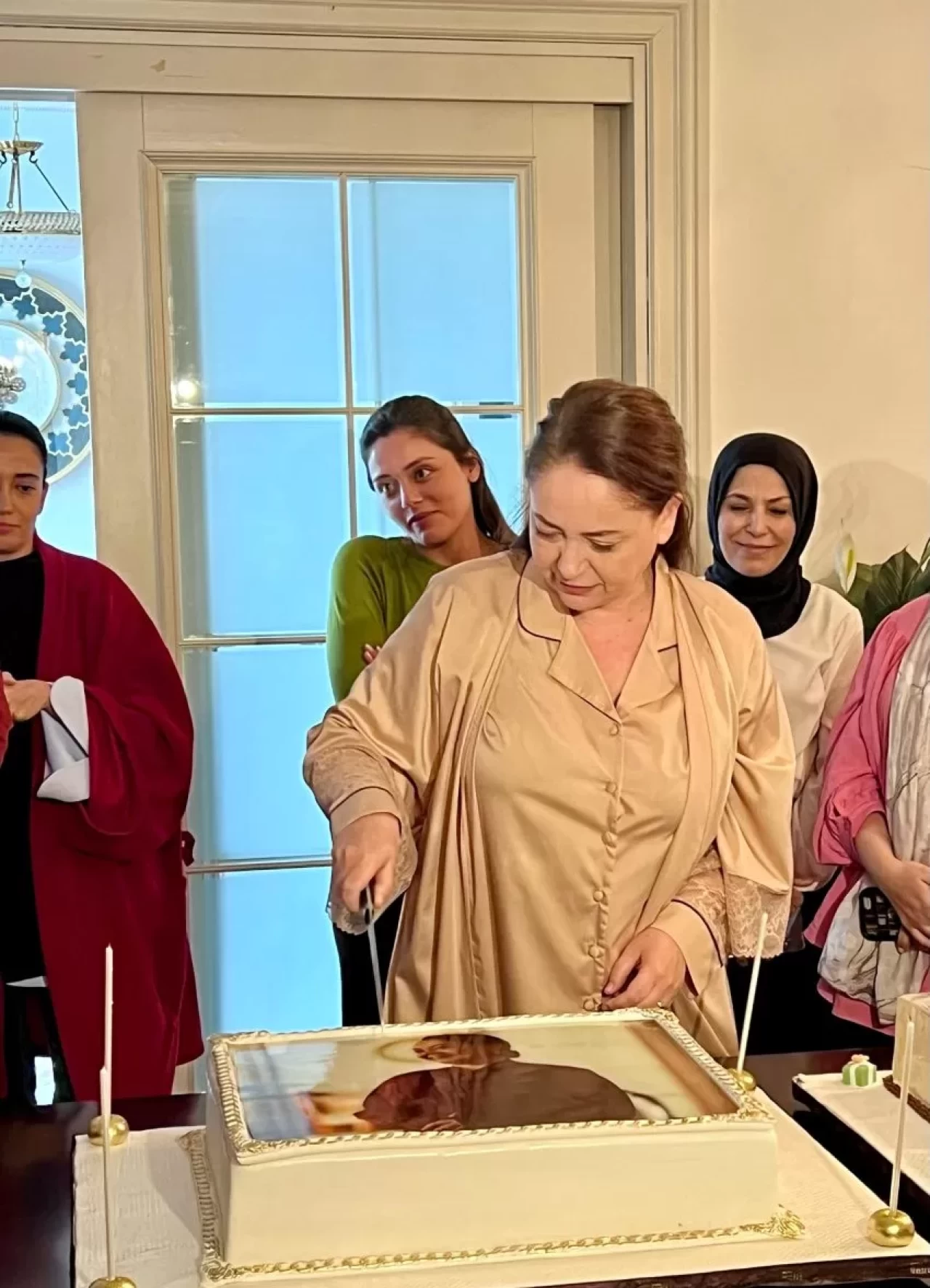 Kızılcık Şerbeti'nin Pembe'sine veda pastası kesildi