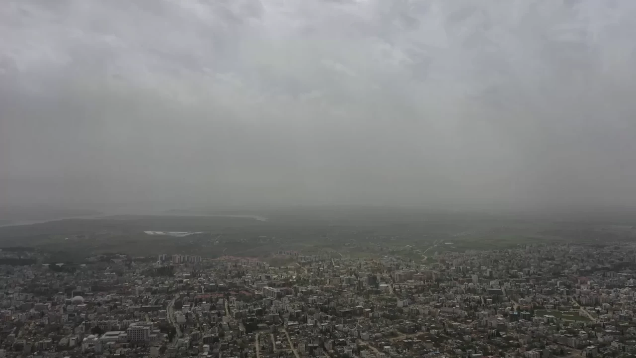 Gökyüzü toza büründü: Yağmurla birlikte çamur yağdı