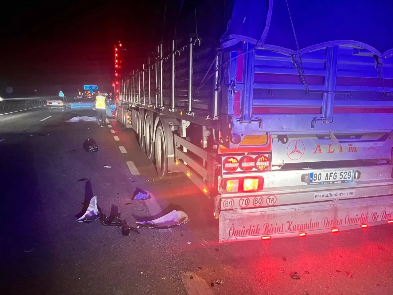 Park halindeki tıra arkadan çarpan motosikletin sürücüsü öldü