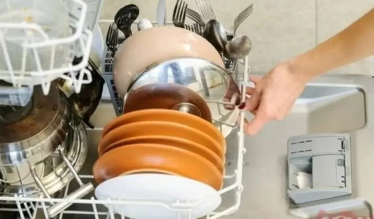 Bulaşık makinesinde oluşan su lekelerine son: Alüminyum folyo ile parlatıcı etkisi