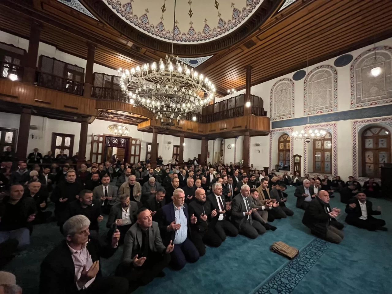 Ülkücüler Fevziye Camii’ne sığmadı: Başbuğ Alparslan Türkeş dualarla anıldı