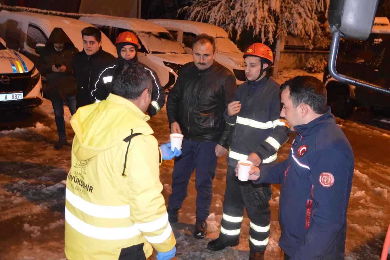 Kar nedeniyle yolda mahsur kalanlara sıcak çorba ikram edildi