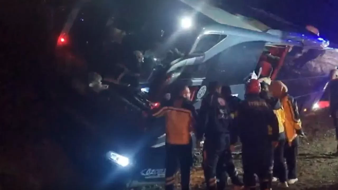 Çorum'da tur otobüsü yoldan çıktı: 23 yaralı