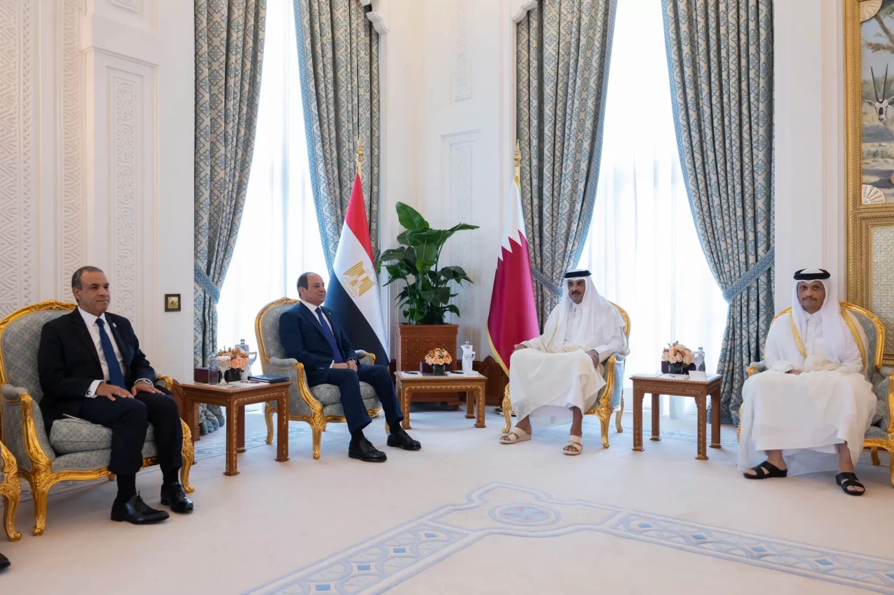 Mısır Cumhurbaşkanı Sisi, Doha'da Katar Emiri Şeyh Temim'le bir araya geldi