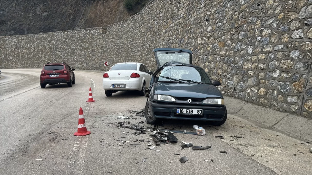 Bursa'da iki otomobil çarpıştı: 5 yaralı