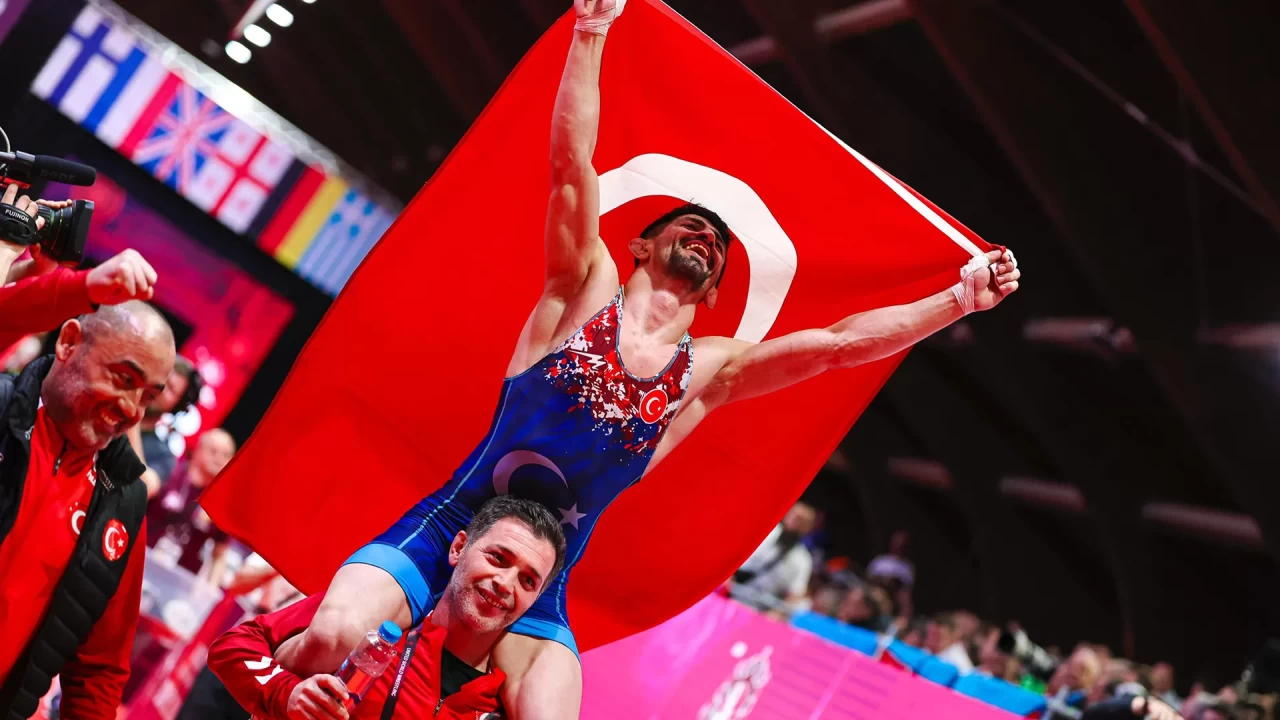 Kerem Kamal, 2025 Avrupa Güreş Şampiyonası'nda altın madalya kazandı