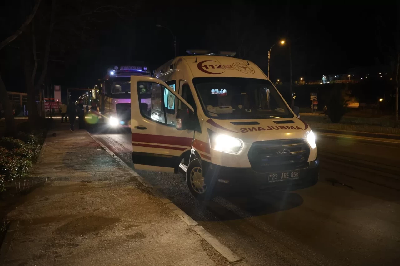 Elazığ'da tır ile otomobil çarpıştı: 4 yaralı