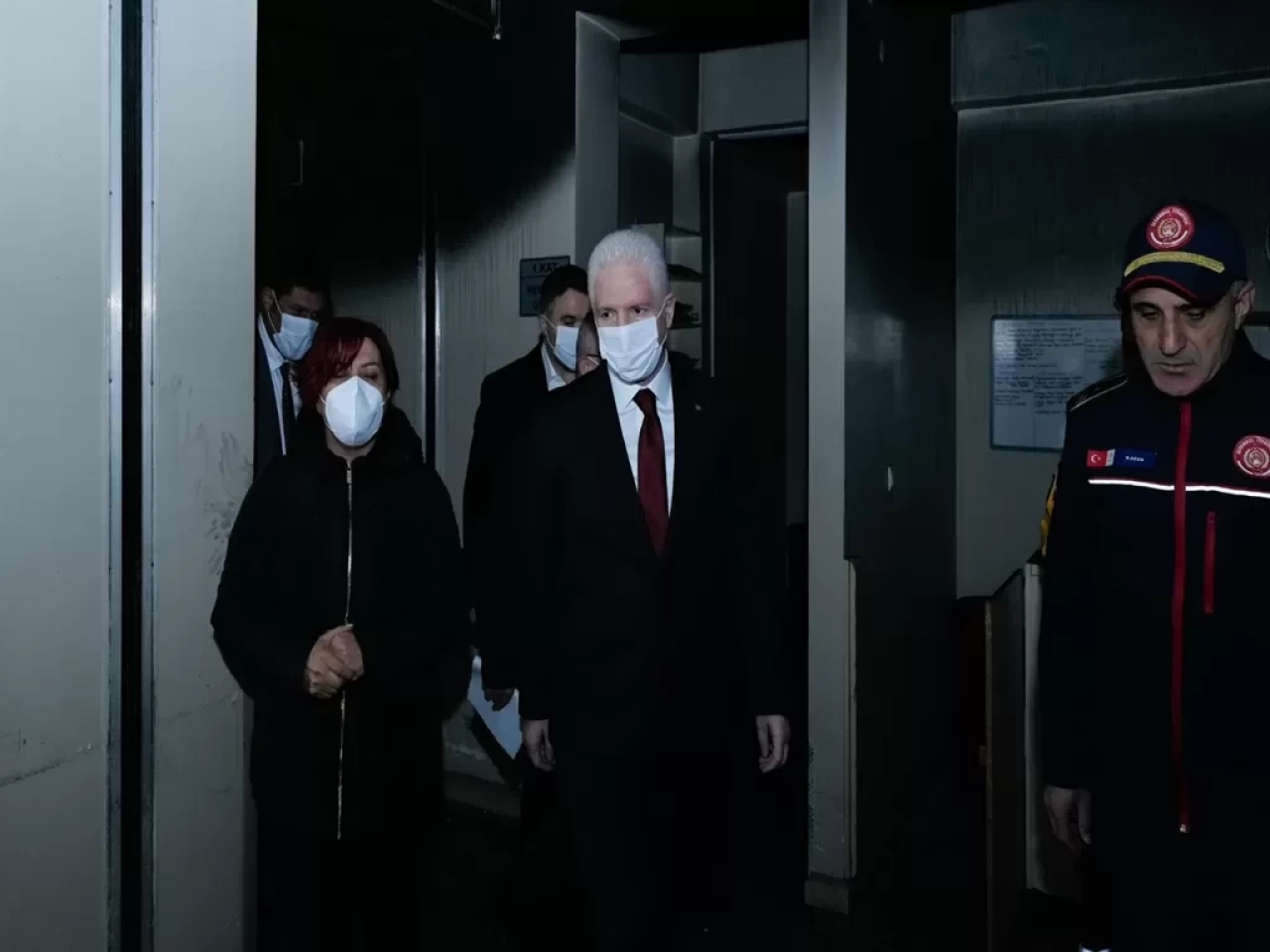 Vali Gül, Huzurevi'ndeki yangından etkilenenleri hastanede ziyaret etti