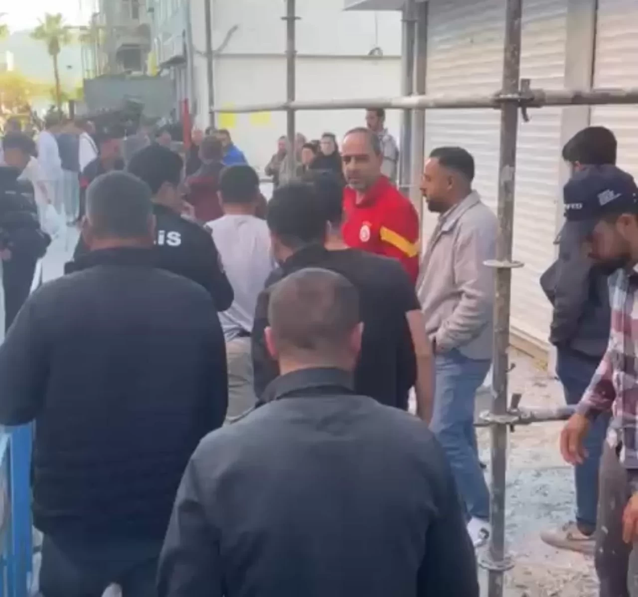 İskeleden düşen işçi yaralandı