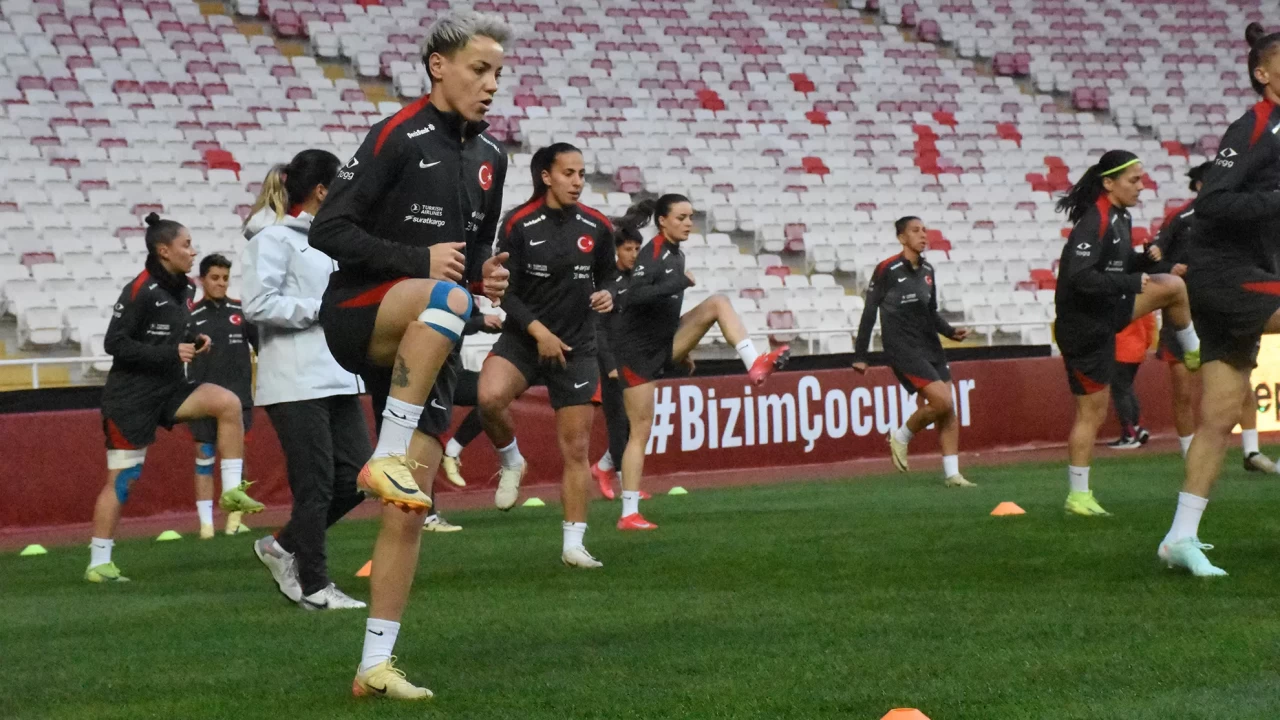 Ece Türkoğlu ve Ebru Topçu’dan Slovenya maçı öncesi mesaj: “3 puan için sahaya çıkacağız”