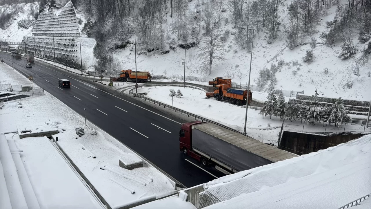 Bolu Dağı'nda kar yağışı başladı, sürücüler dikkat!