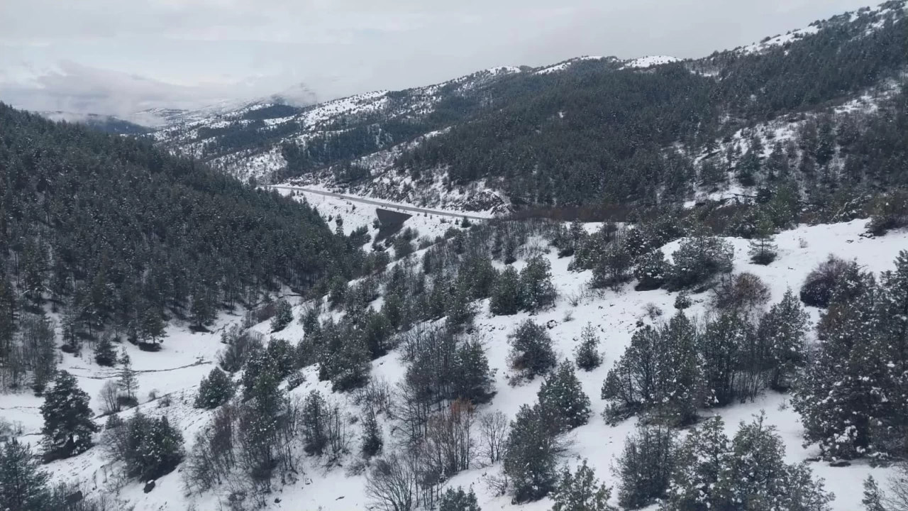 Gümüşhane'ye nisanda kar yağdı