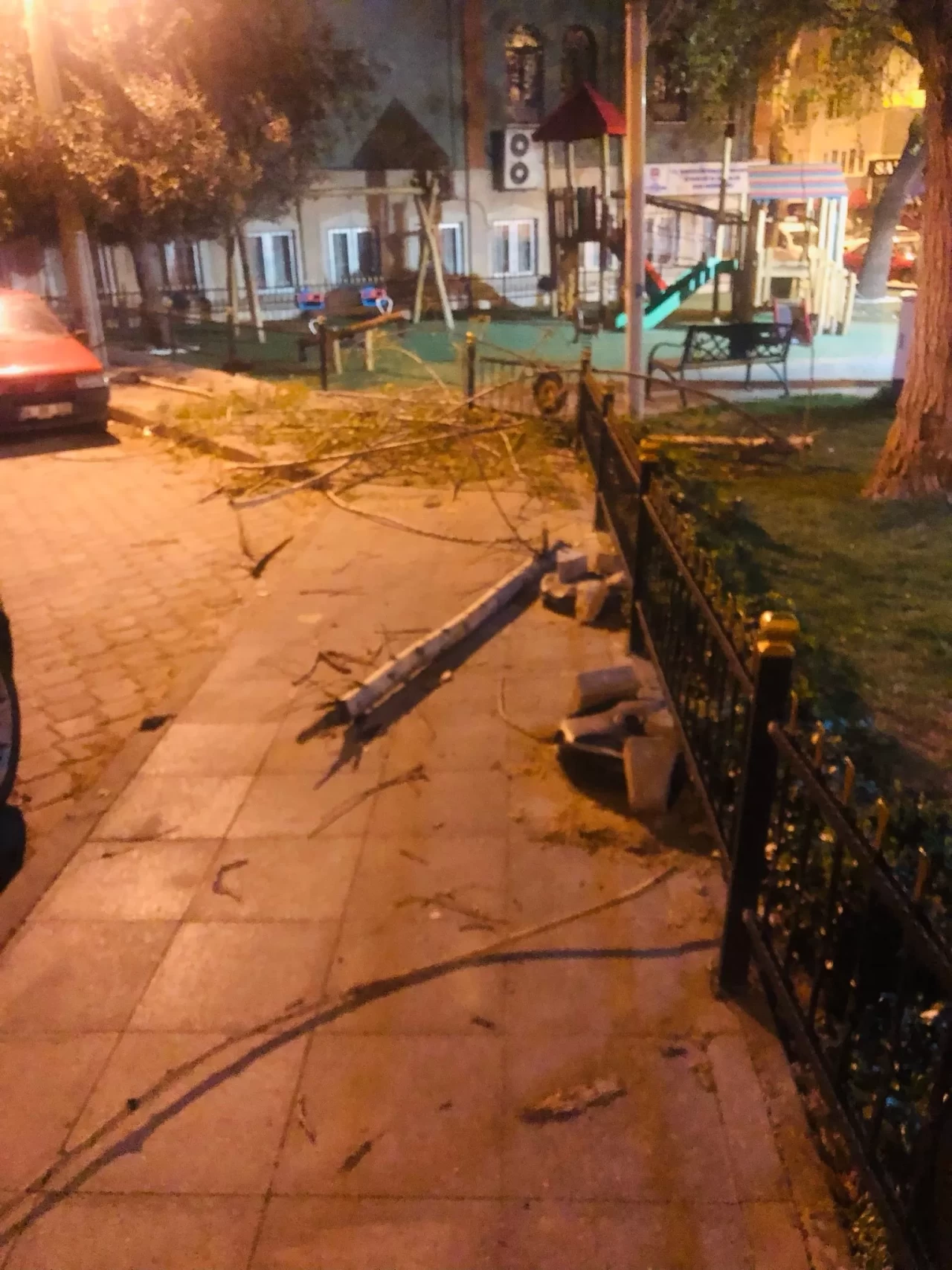 Denizli'de fırtına korkuttu: İki araçta maddi hasar