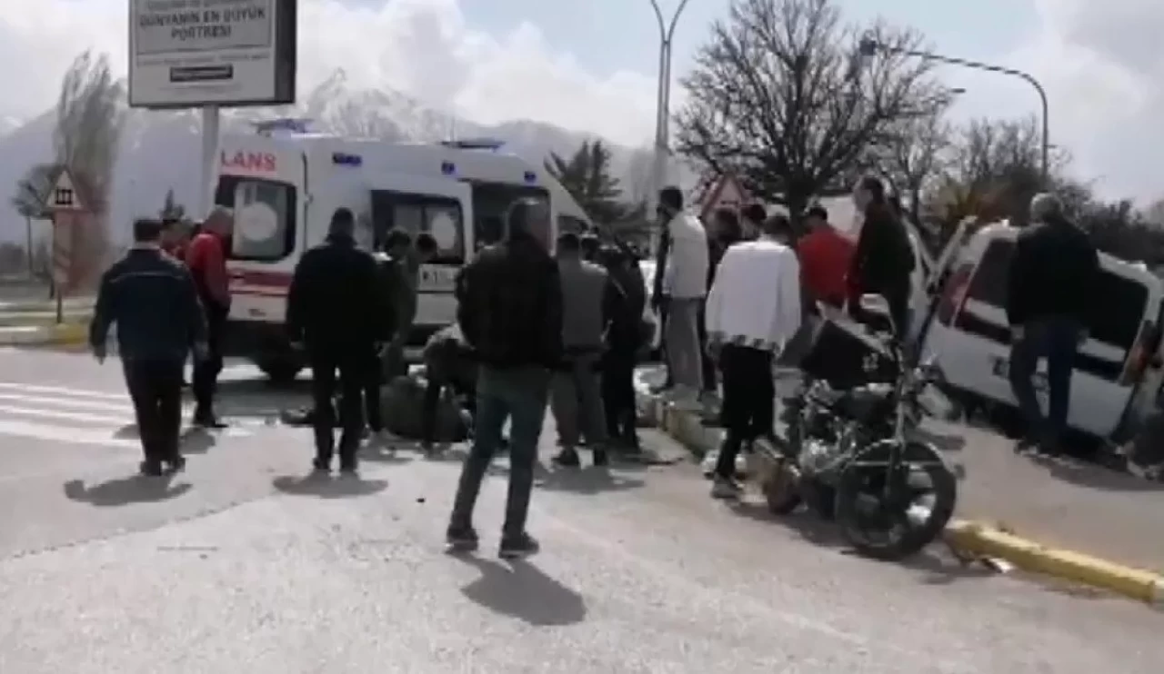 Erzincan'da otomobil ile motosiklet çarpıştı
