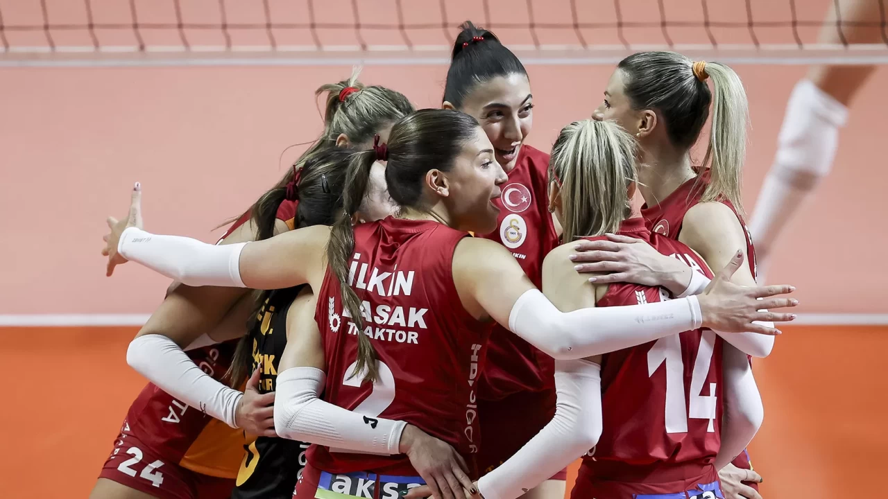 Filedeki derbide kazanan Galatasaray! Sultanlar Ligi Play-off’ta Galatasaray Kadın Voleybol Takımı 3-2 Fenerbahçe