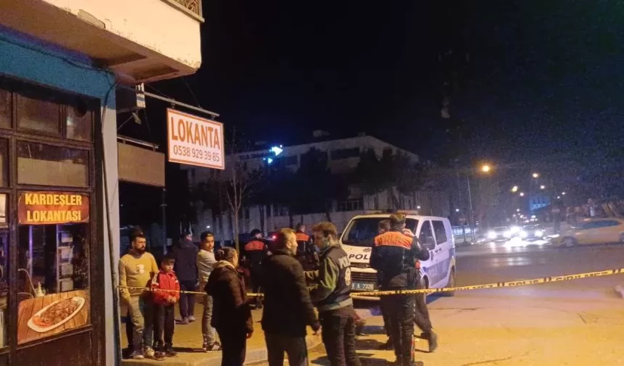 Üzerine benzin döküp kendini yakmak isteyen şahsı polis ikna etti