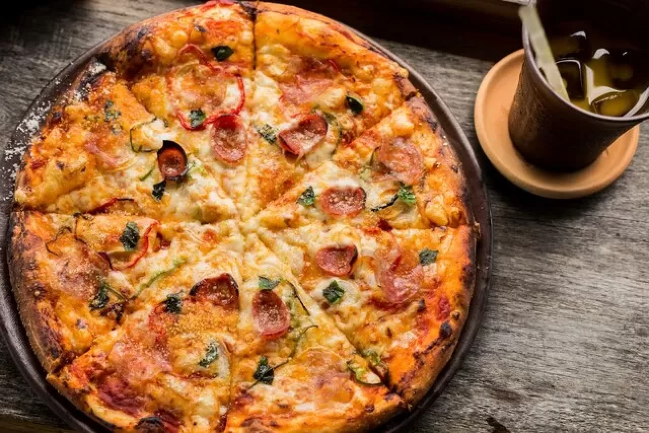 Ev Yapımı Karışık Pizza Tarifi: Restoran Lezzetinde 10 Dakikada Hazırlayın!