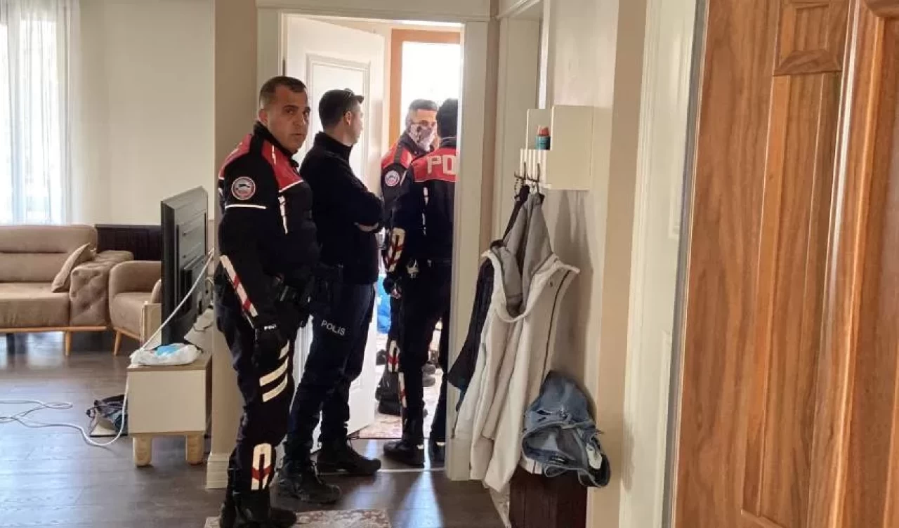 Emekli astsubay, çocuğunu odaya kilitleyip önce eşini sonra kendini vurdu