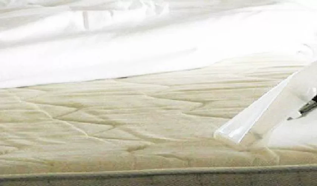 Yataklardaki sarı lekelere kar beyaz etkisi! Tek karışımla temizlik!