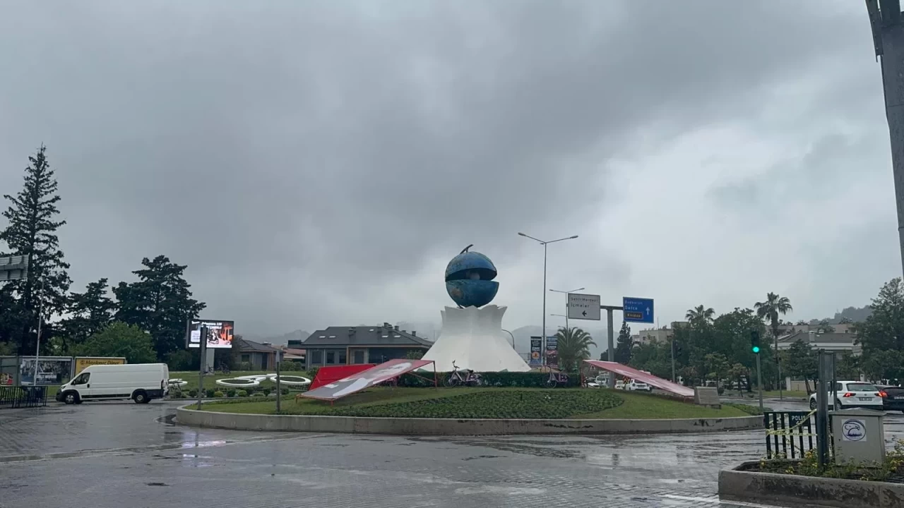 Marmaris’te yağışlı hava etkili oldu