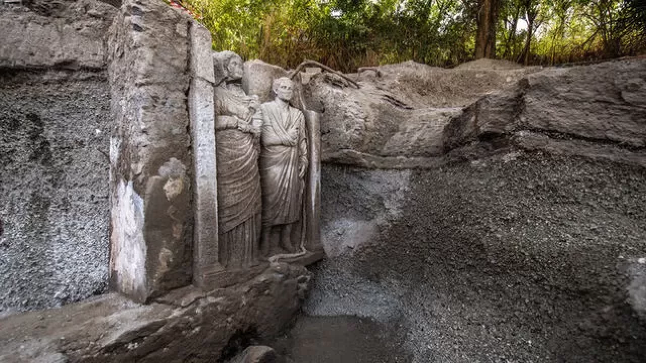 Pompei'deki kazılarda iki adet gerçek boyutlu heykel bulundu