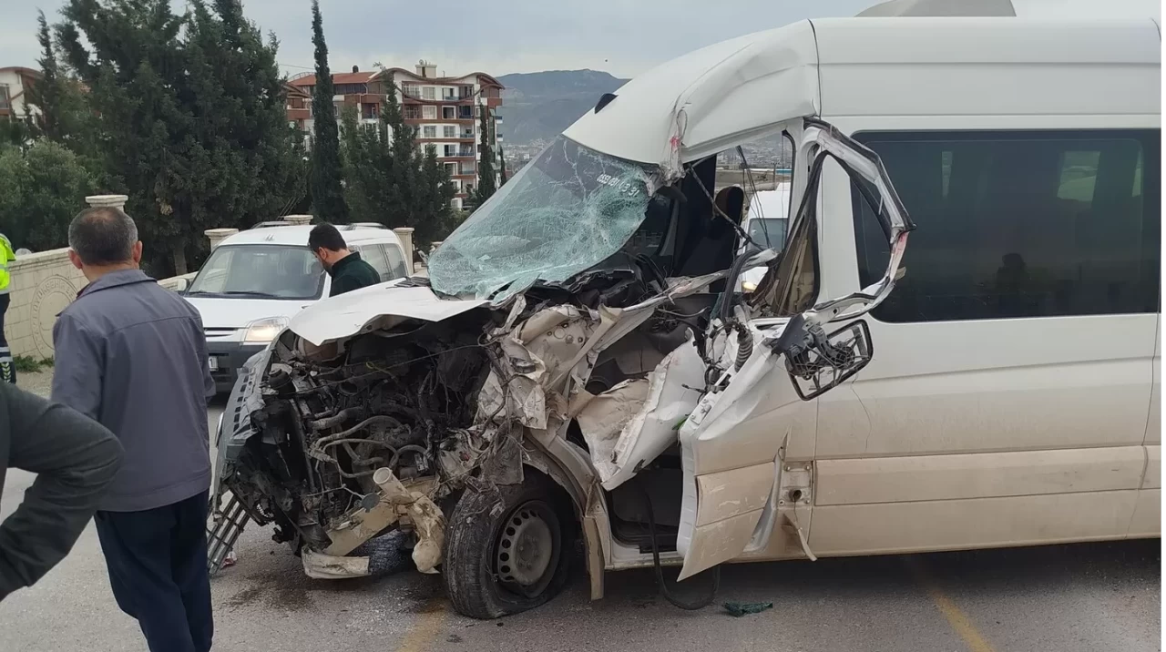 Hatay'da öğrencileri taşıyan servis tırıyla çarpıştı: 2 yaralı